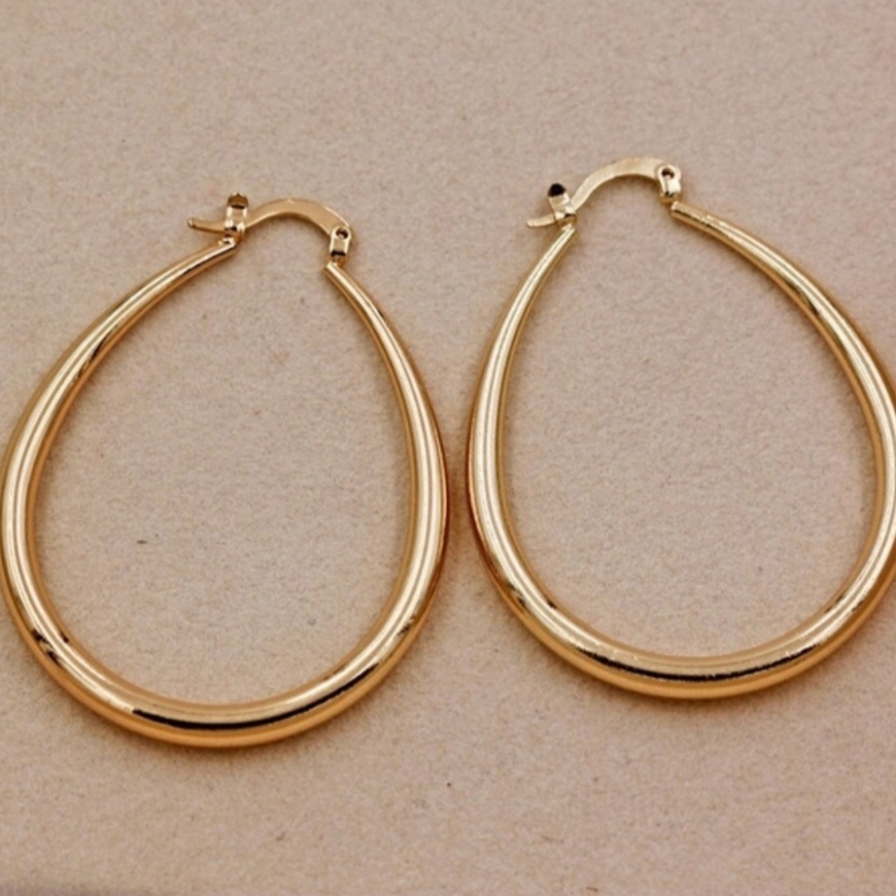 Gold oval earring hoops